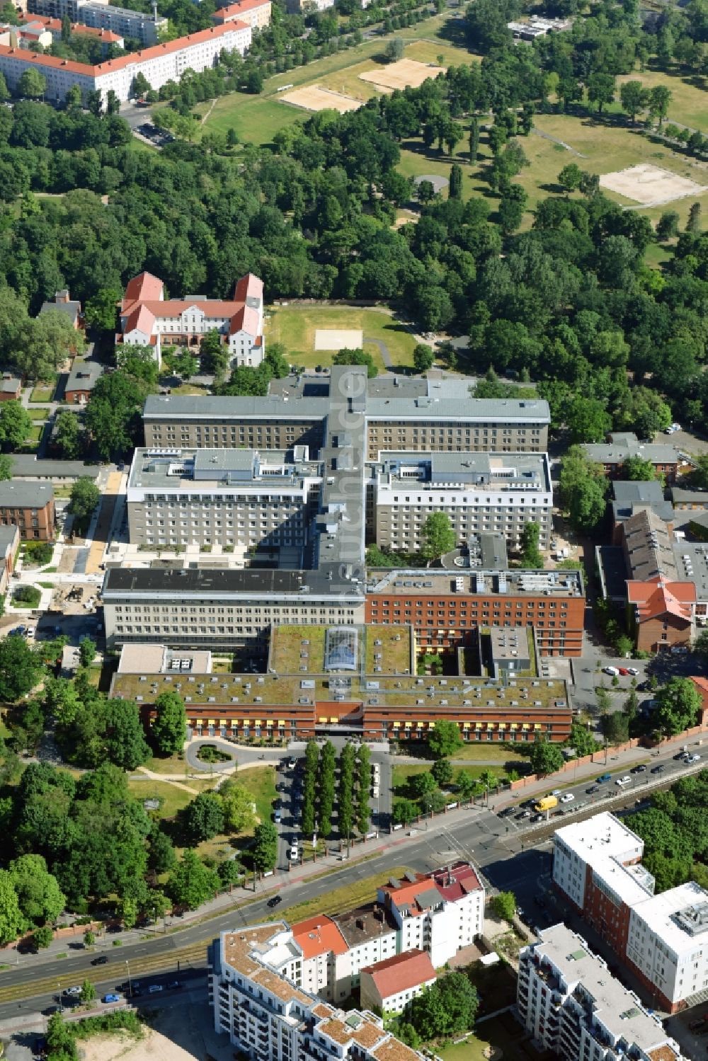 Berlin aus der Vogelperspektive: Klinikgelände des Krankenhauses Vivantes Klinikum im Friedrichshain in Berlin