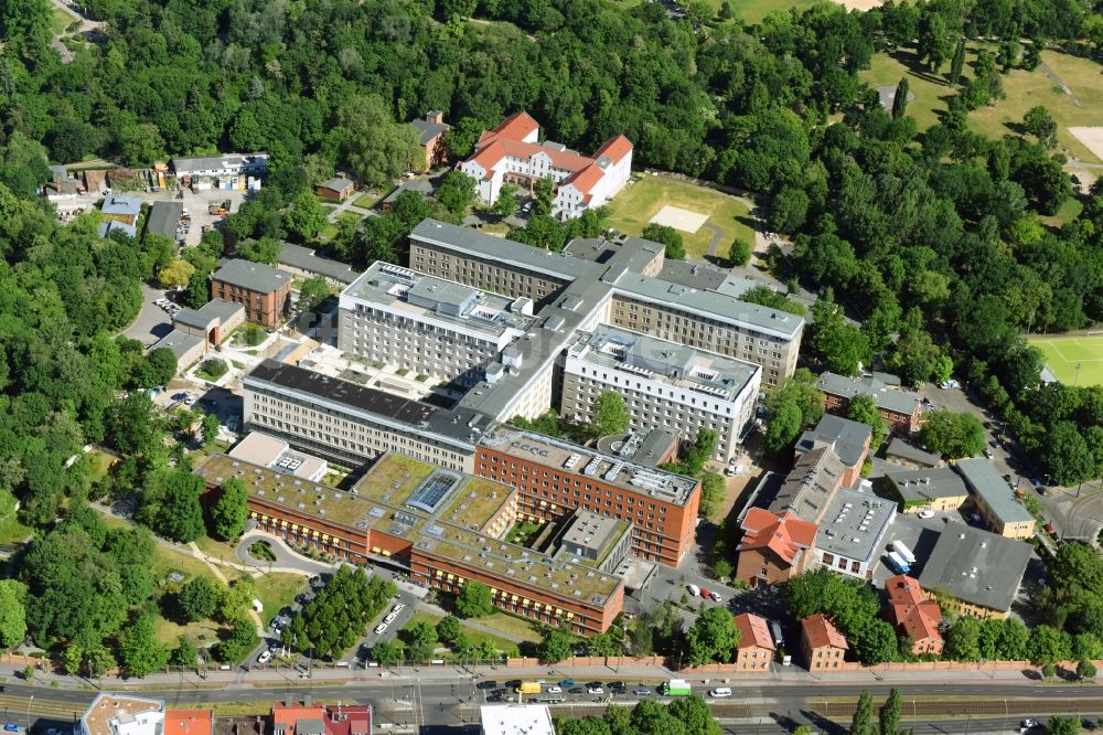 Luftaufnahme Berlin - Klinikgelände des Krankenhauses Vivantes Klinikum im Friedrichshain in Berlin