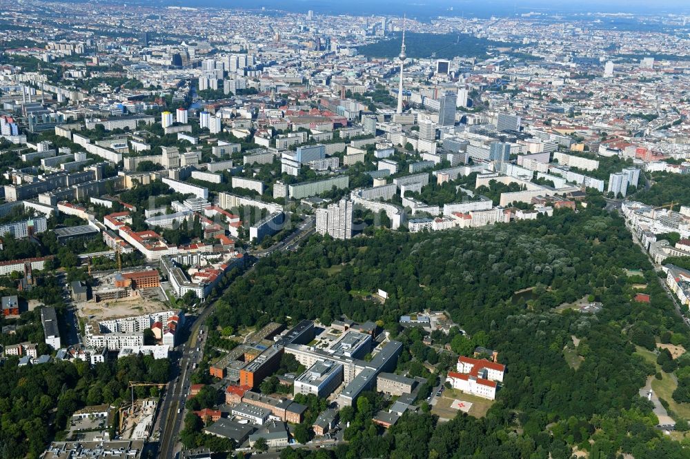 Luftaufnahme Berlin - Klinikgelände des Krankenhauses Vivantes Klinikum im Friedrichshain in Berlin