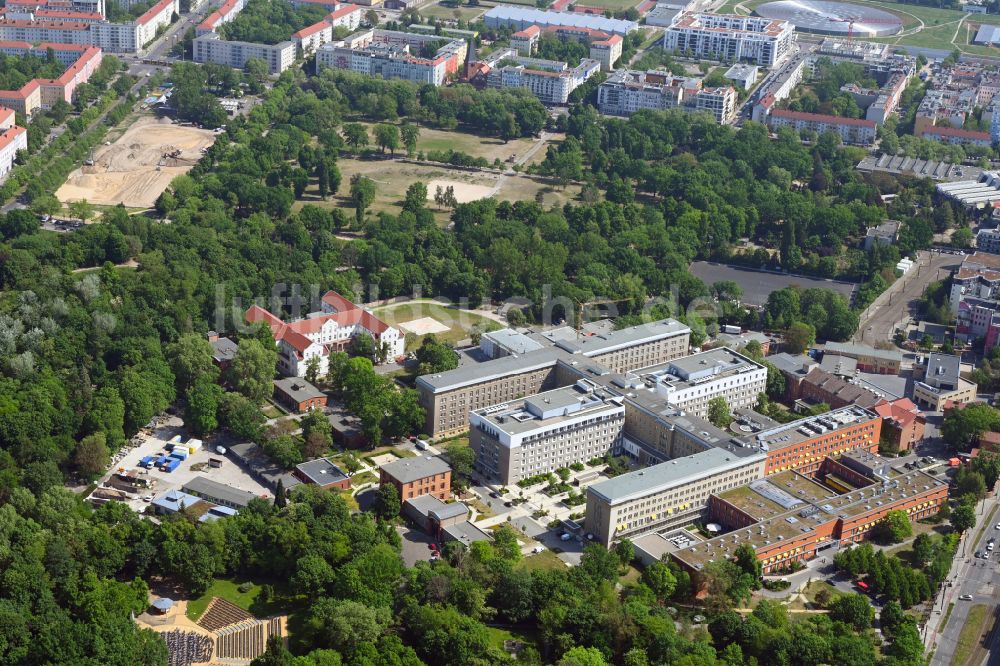 Berlin aus der Vogelperspektive: Klinikgelände des Krankenhauses Vivantes Klinikum im Friedrichshain in Berlin