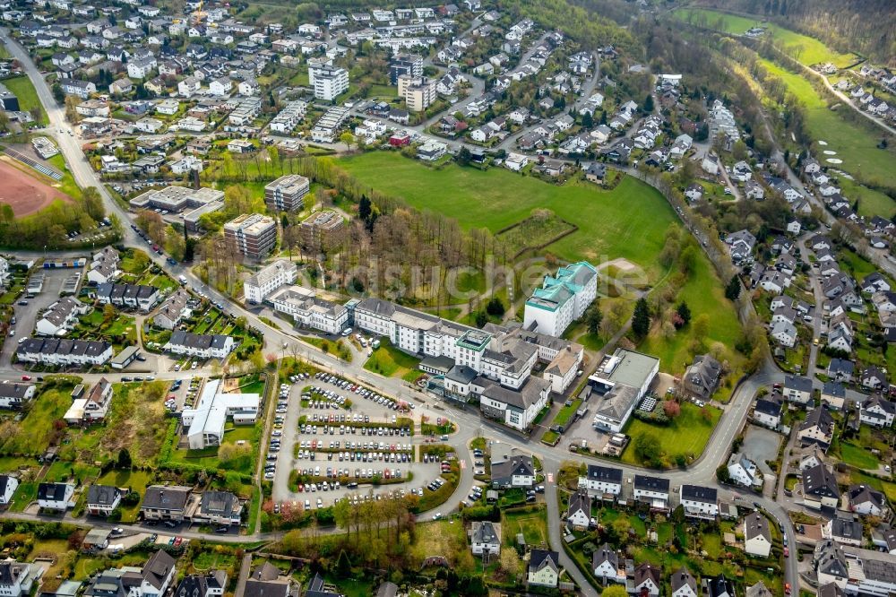 Meschede von oben - Klinikgelände des Krankenhauses St. Walburga-Krankenhaus Meschede in Meschede im Bundesland Nordrhein-Westfalen, Deutschland