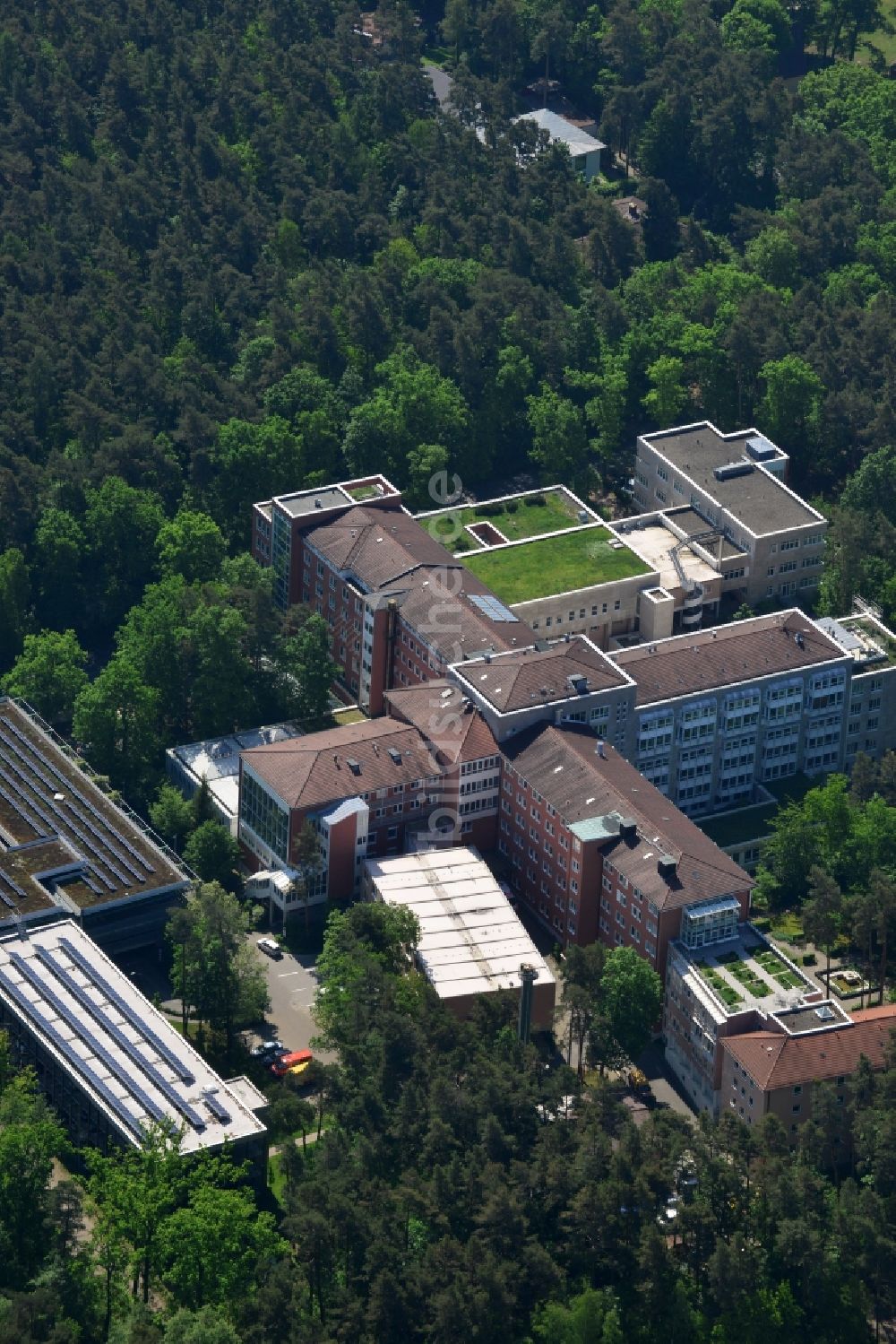 Bubenreuth aus der Vogelperspektive: Klinikgelände des Krankenhauses Waldkrankenhaus St. Marien in Bubenreuth im Bundesland Bayern