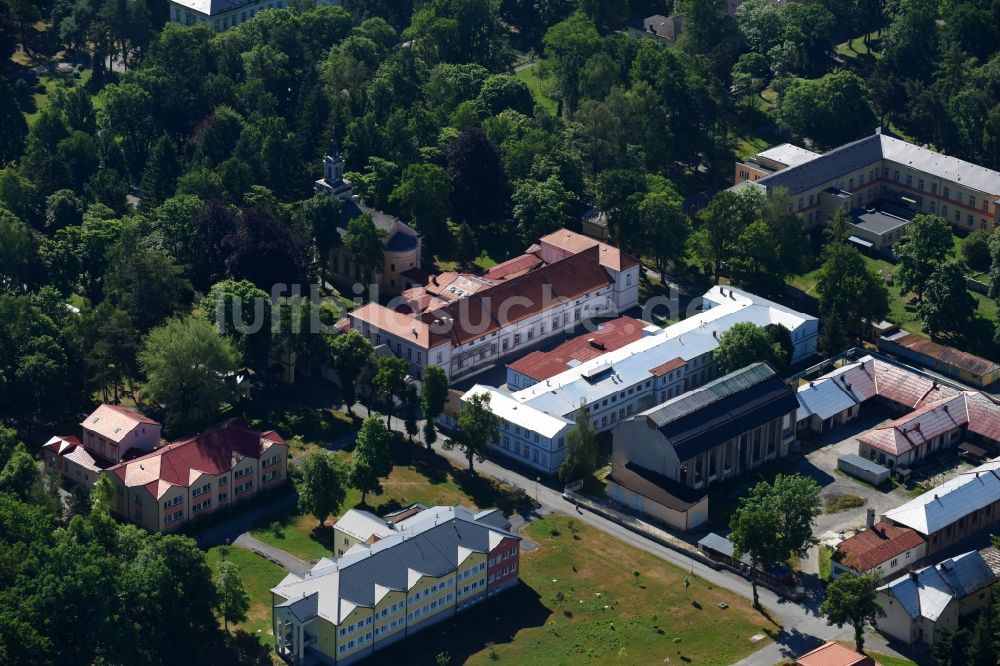 Dobrany - Dobrzan aus der Vogelperspektive: Klinikgelände des Psychiatrischen Krankenhauses von Dobrany in Dobrany - Dobrzan in Plzensky kraj - Pilsner Region - Böhmen, Tschechien