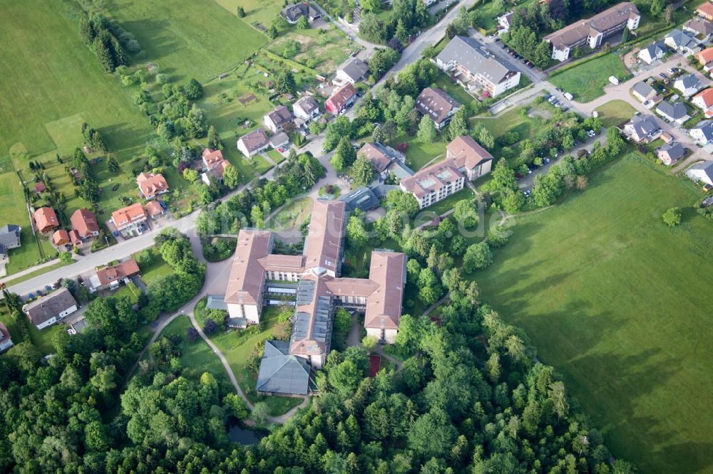 Dobel von oben - Klinikgelände des Rehabilitationszentrums der Rehaklinik im Luftkurort Dobel im Bundesland Baden-Württemberg