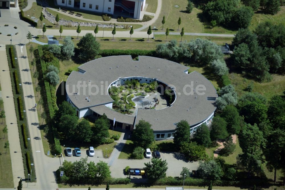 Neustrelitz aus der Vogelperspektive: Klinikgelände des Rehabilitationszentrums der Rehaklinik in Neustrelitz im Bundesland Mecklenburg-Vorpommern