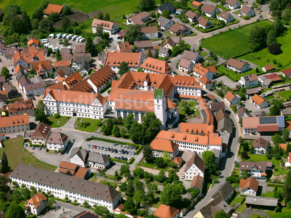 Luftaufnahme Bad Buchau - Klinikgelände des Rehabilitationszentrums der Rehaklinik Schlossklinik Bad Buchau in Bad Buchau im Bundesland Baden-Württemberg, Deutschland