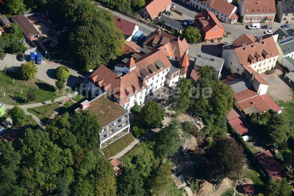 Buckow (Märkische Schweiz) aus der Vogelperspektive: Klinikgelände des Rehabilitationszentrums der Rehaklinik Waldfrieden in Buckow (Märkische Schweiz) im Bundesland Brandenburg