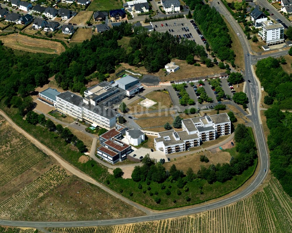 Luftbild Zell (Mosel) Barl - Klinikgelände des Sankt Josef-Krankenhaus im Ortsteil Barl in Zell (Mosel) Barl im Bundesland Rheinland-Pfalz