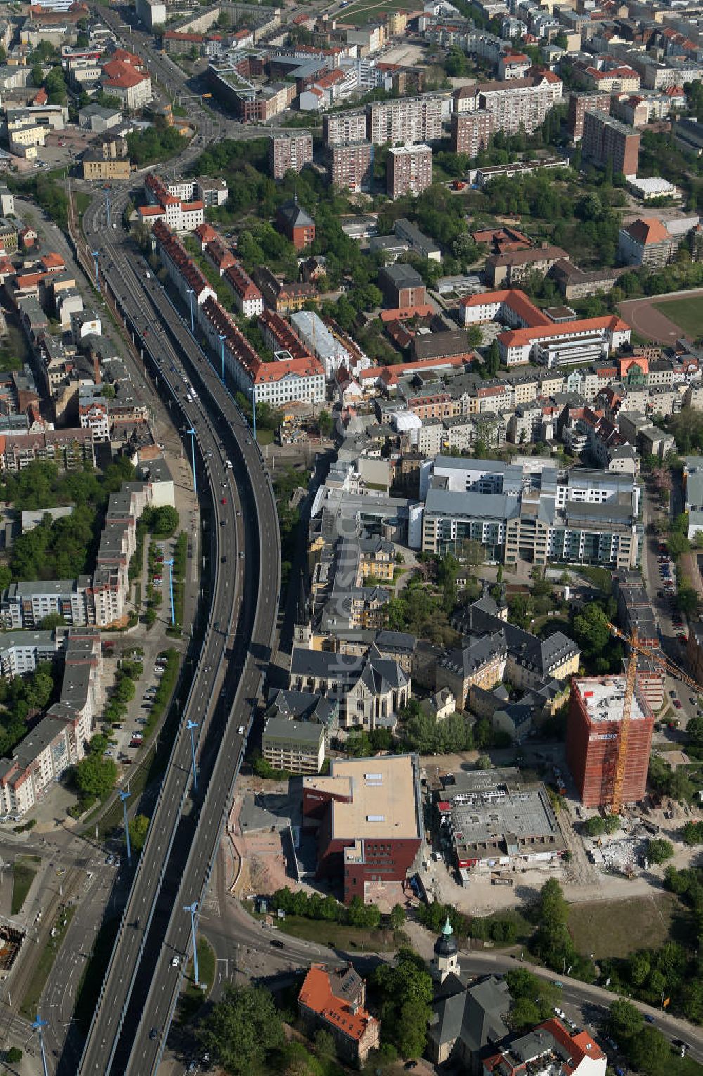 Luftaufnahme Halle / Saale - Klinikneubau Saaleklinik und Abriß Steg Hochhaus der HWF in Halle (Saale)