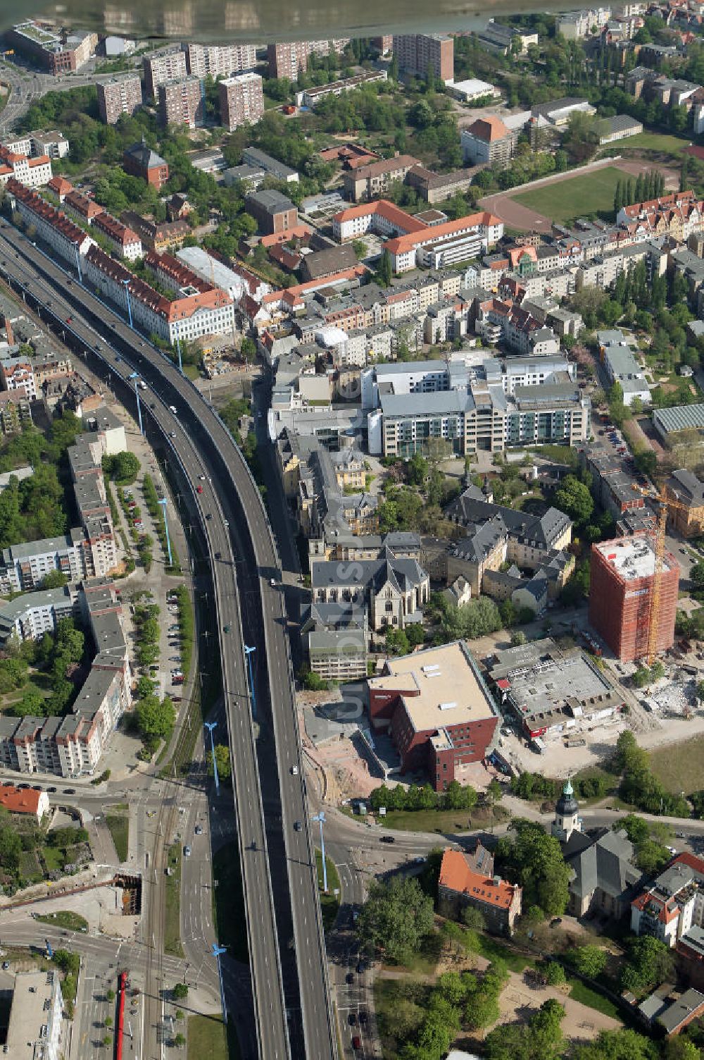 Halle / Saale von oben - Klinikneubau Saaleklinik und Abriß Steg Hochhaus der HWF in Halle (Saale)