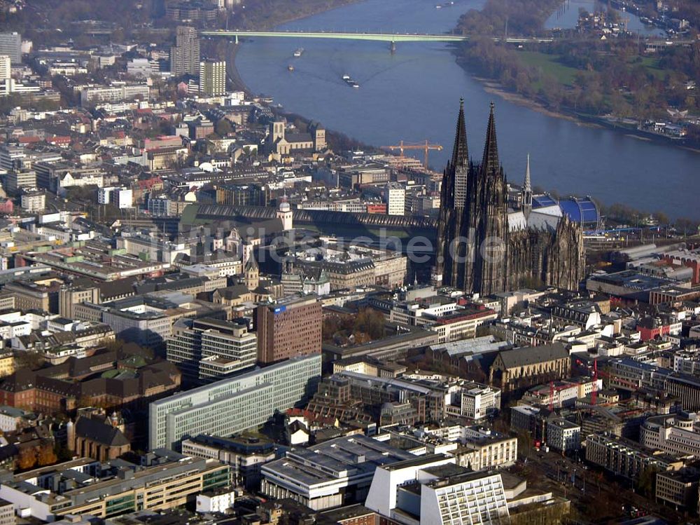 Köln aus der Vogelperspektive: 24.11.2004 Köln, Blick auf das Kölner Altstadtzentrum mit dem Kölner Dom, Rhein und dem Sitz des WDRs.