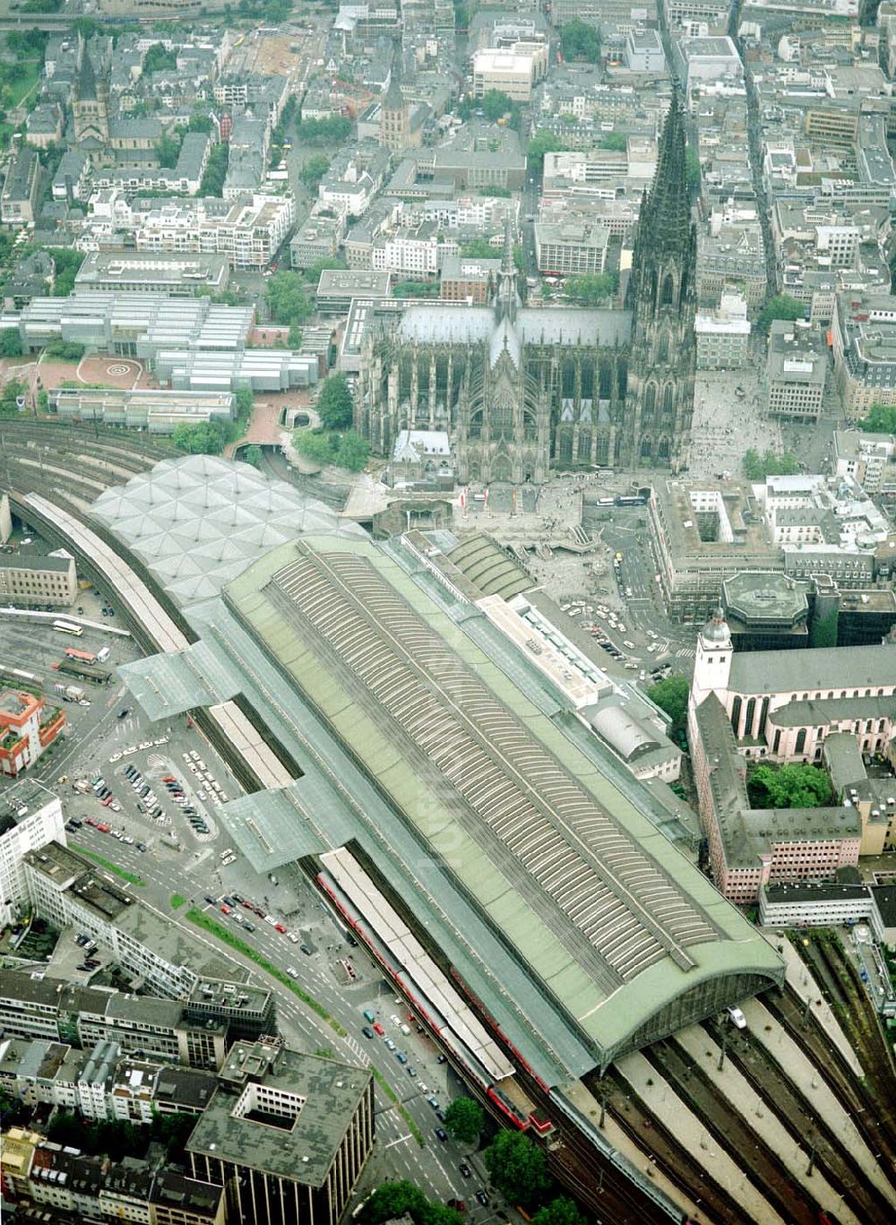 Köln aus der Vogelperspektive: Kölner Dom mit Hauptbahnhof.