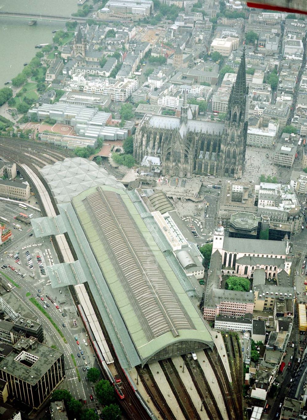 Luftaufnahme Köln - Kölner Dom mit Hauptbahnhof.