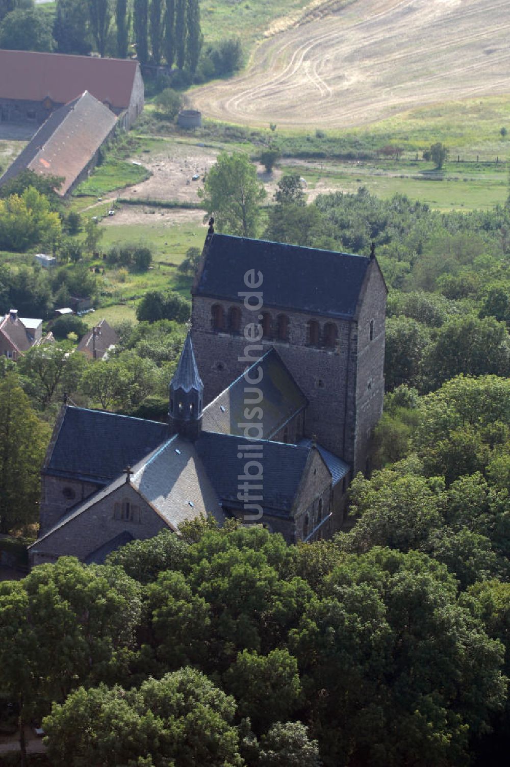 Petersberg aus der Vogelperspektive: Kloster Petersberg Stiftskirche St.Petrus