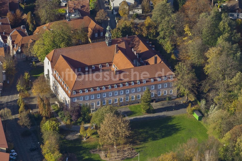 Rietberg von oben - Kloster Rietberg mit Klosterkirche St.Katharina in Rietberg im Bundesland Nordrhein-Westfalen NRW