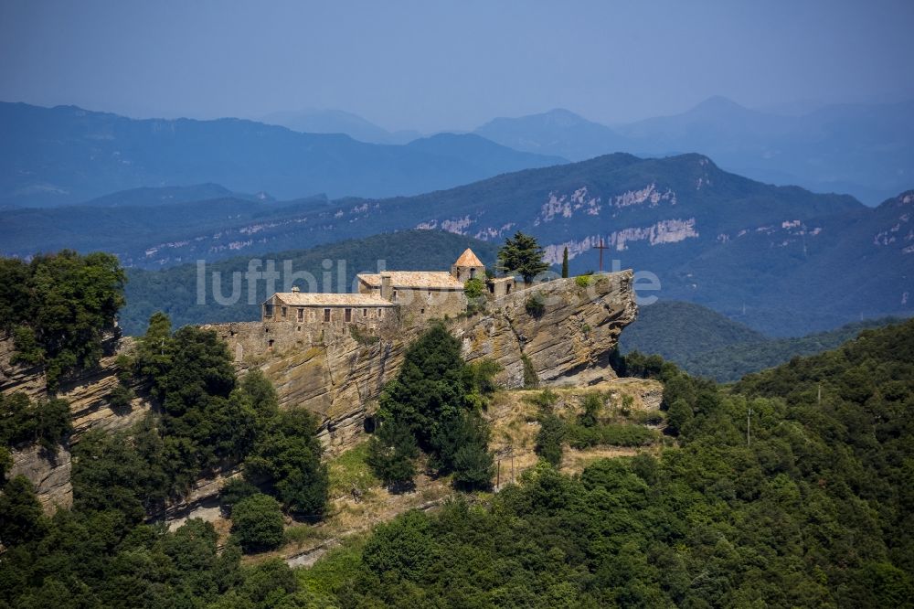 Puigsou del Bassegoda von oben - Kloster Rocacorba bei Puigsou del Bassegoda auf einer Felsklippe in Katalonien in Spanien