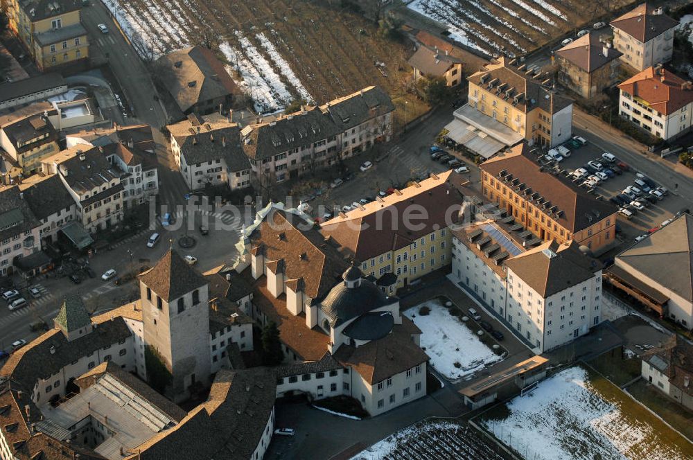 Luftaufnahme Bozen - Kloster Sankt Benedikt (Casa San Benedetto) in Bozen (Bolzano) in Italien