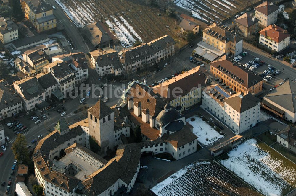 Bozen von oben - Kloster Sankt Benedikt (Casa San Benedetto) in Bozen (Bolzano) in Italien