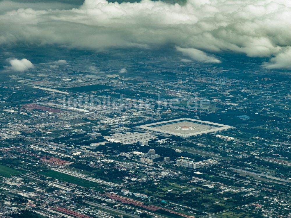 Luftaufnahme Tambon Khlong Sam - Kloster Wat Phra Dhammakaya in Tambon Khlong Sam in Chang Wat Pathum Thani, Thailand