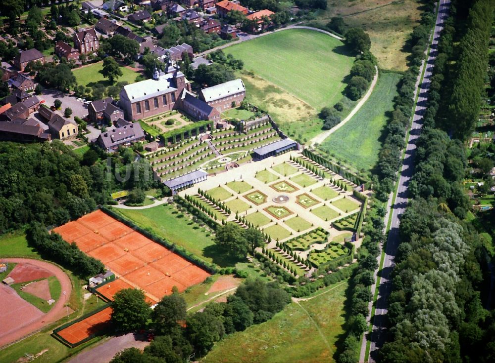 Luftbild Kamp-Lintfort - Klosteranlage und Terassengarten des Klostergarten des Zisterzienserkloster in Kamp-Lintfort im Bundesland Nordrhein-Westfalen