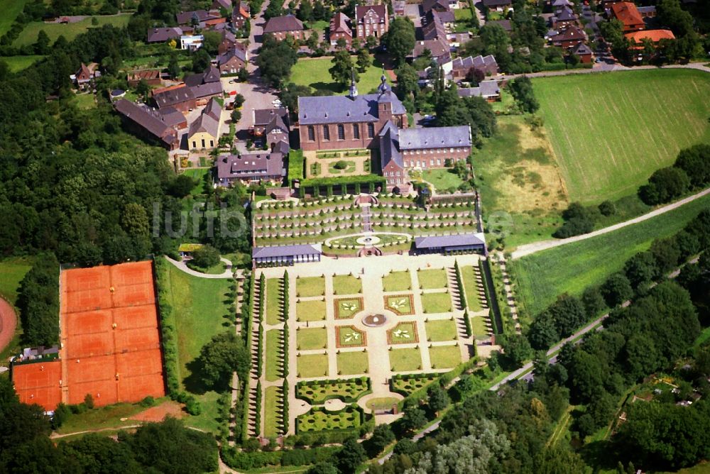 Luftaufnahme Kamp-Lintfort - Klosteranlage und Terassengarten des Klostergarten des Zisterzienserkloster in Kamp-Lintfort im Bundesland Nordrhein-Westfalen