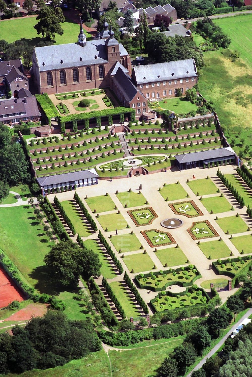 Luftbild Kamp-Lintfort - Klosteranlage und Terassengarten des Klostergarten des Zisterzienserkloster in Kamp-Lintfort im Bundesland Nordrhein-Westfalen