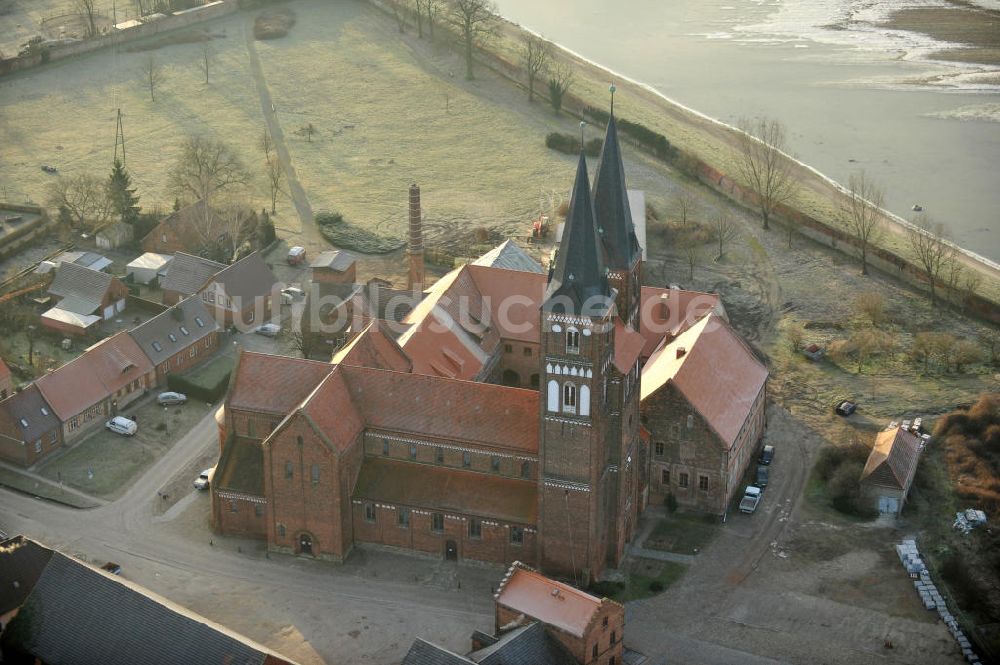 Luftaufnahme Jerichow - Klosterkirche und den Hof in Jerichow, Sachsen-Anhalt