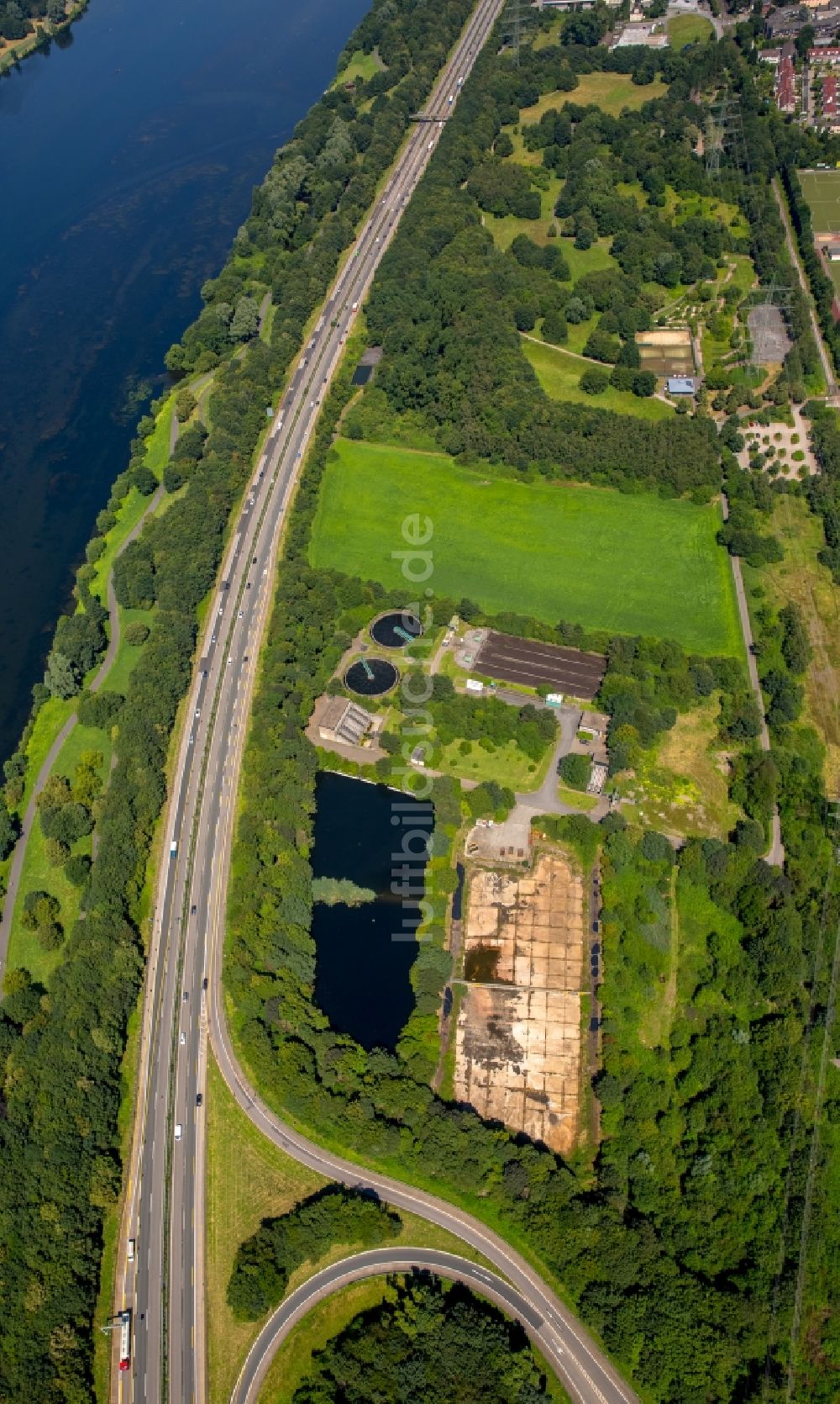 Witten aus der Vogelperspektive: Kläranlage ander Autobahn A43 im Stadtteil Herbede an der Ruhr in Witten im Bundesland Nordrhein-Westfalen