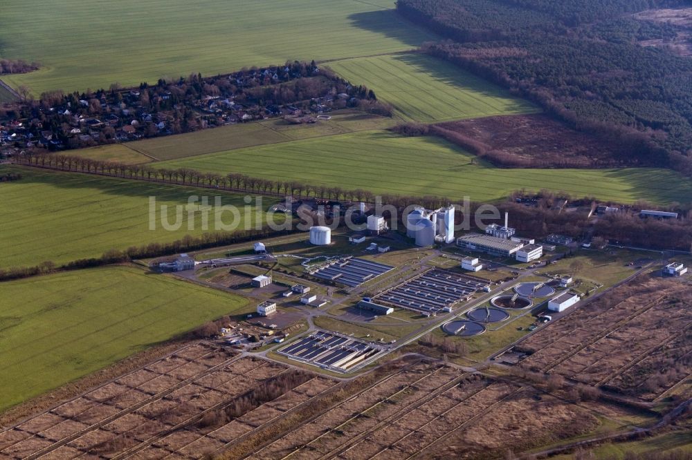 Luftbild Berlin - Klärwerk Münchehofe der Berliner Wasserbetriebe in der Gemeinde Hoppegarten bei Berlin