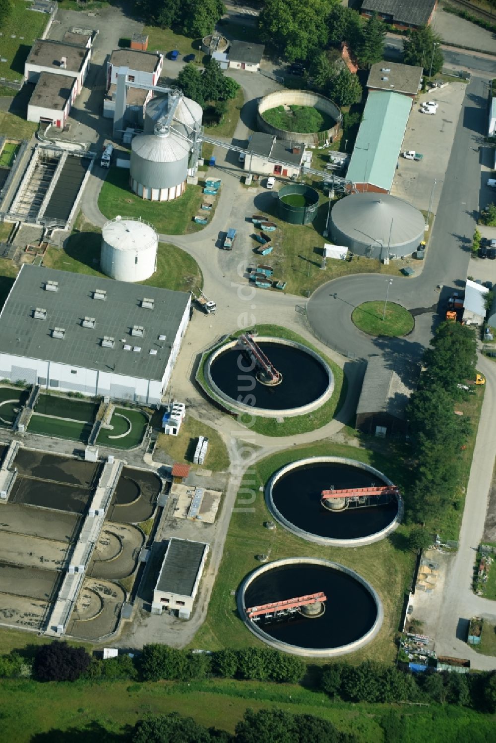 Gifhorn von oben - Klärwerks- Becken und Reinigungsstufen Abwasser- u. Straßenreinigungsbetrieb in Gifhorn im Bundesland Niedersachsen