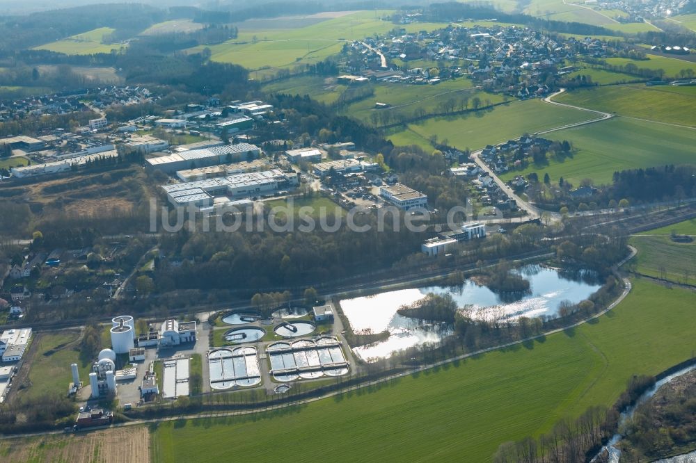 Arnsberg aus der Vogelperspektive: Klärwerks- Becken und Reinigungsstufen in Arnsberg im Bundesland Nordrhein-Westfalen, Deutschland