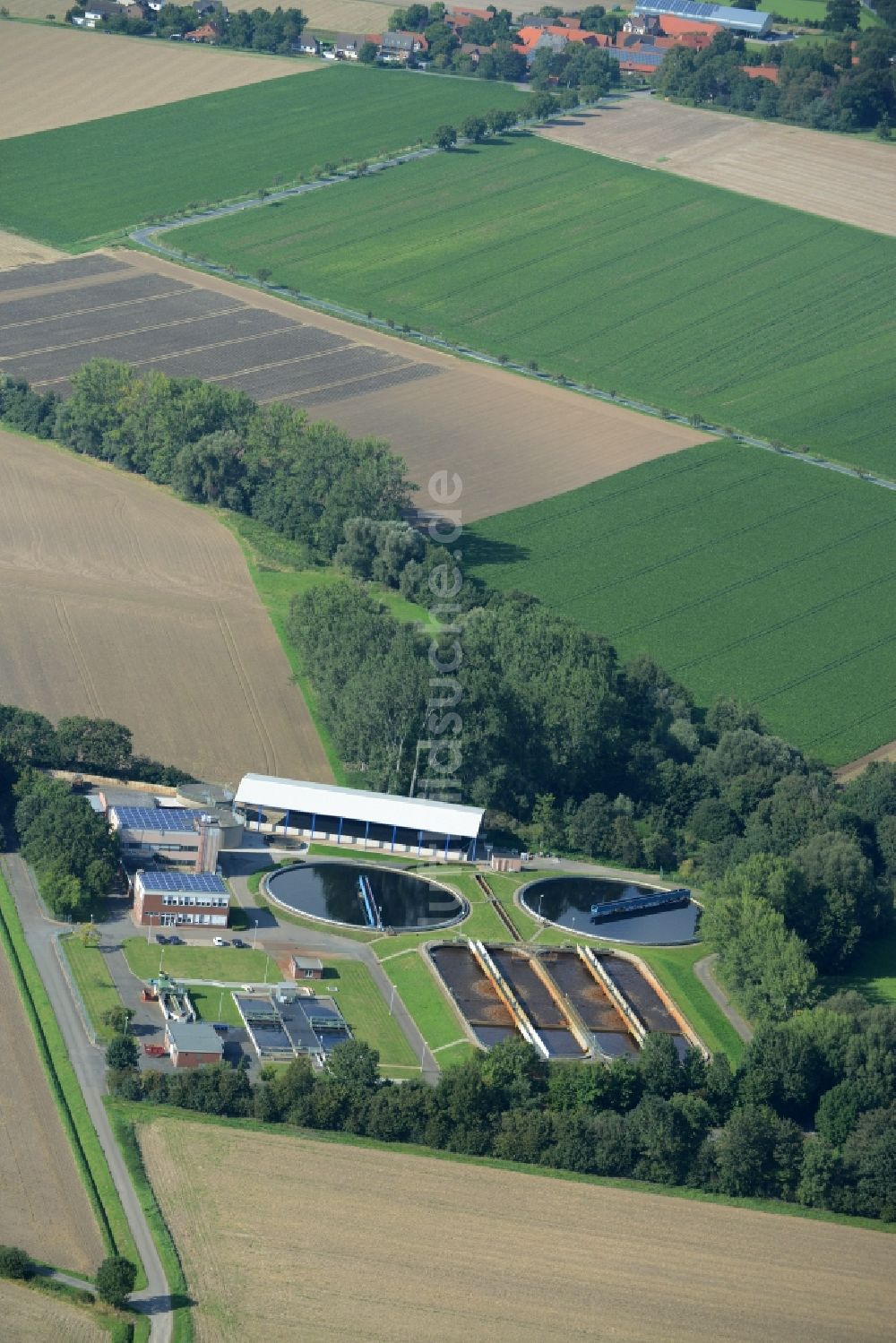 Barsinghausen aus der Vogelperspektive: Klärwerks- Becken und Reinigungsstufen in Barsinghausen im Bundesland Niedersachsen