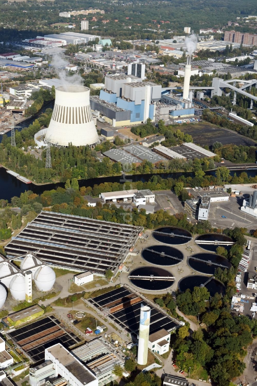 Luftaufnahme Berlin - Klärwerks- Becken und Reinigungsstufen der Berliner Wasserbetriebe im Stadtteil Ruhleben in Berlin