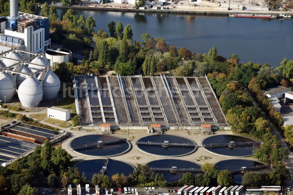 Berlin aus der Vogelperspektive: Klärwerks- Becken und Reinigungsstufen der Berliner Wasserbetriebe im Stadtteil Ruhleben in Berlin