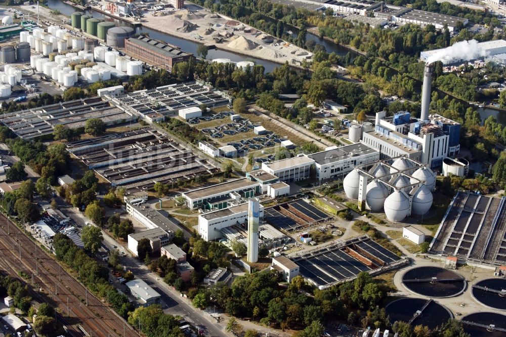 Berlin aus der Vogelperspektive: Klärwerks- Becken und Reinigungsstufen der Berliner Wasserbetriebe im Stadtteil Ruhleben in Berlin