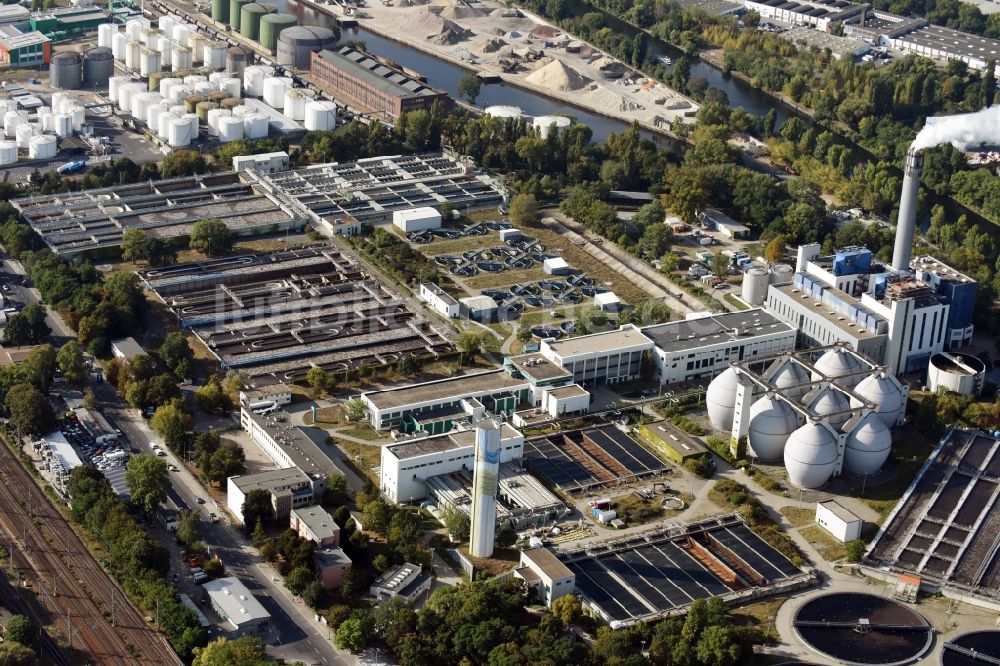 Luftbild Berlin - Klärwerks- Becken und Reinigungsstufen der Berliner Wasserbetriebe im Stadtteil Ruhleben in Berlin