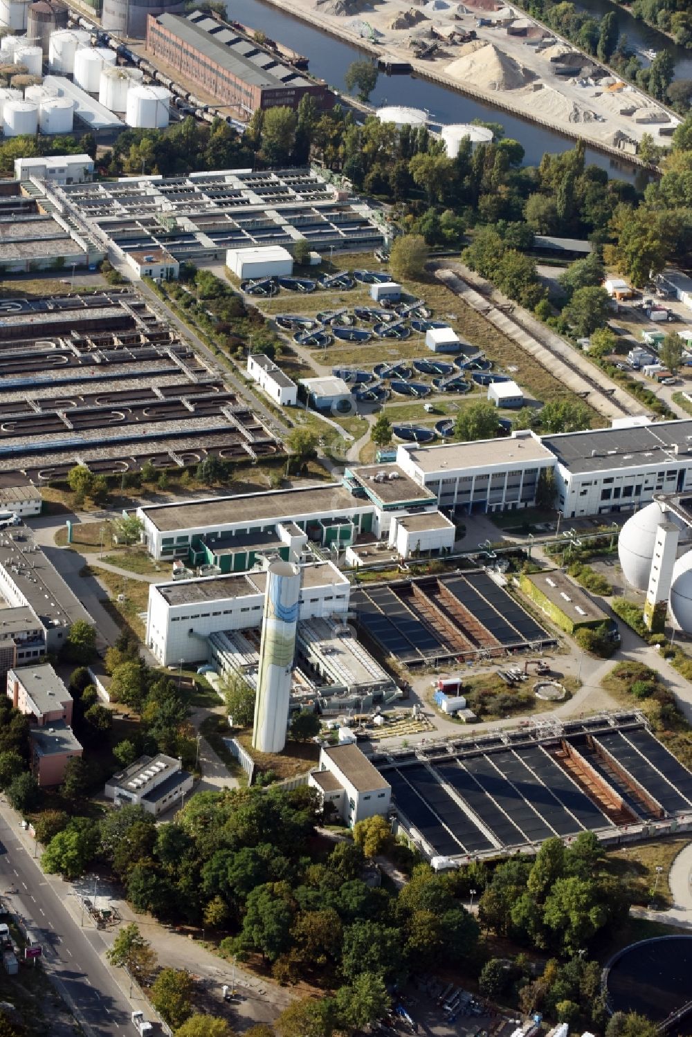 Luftaufnahme Berlin - Klärwerks- Becken und Reinigungsstufen der Berliner Wasserbetriebe im Stadtteil Ruhleben in Berlin