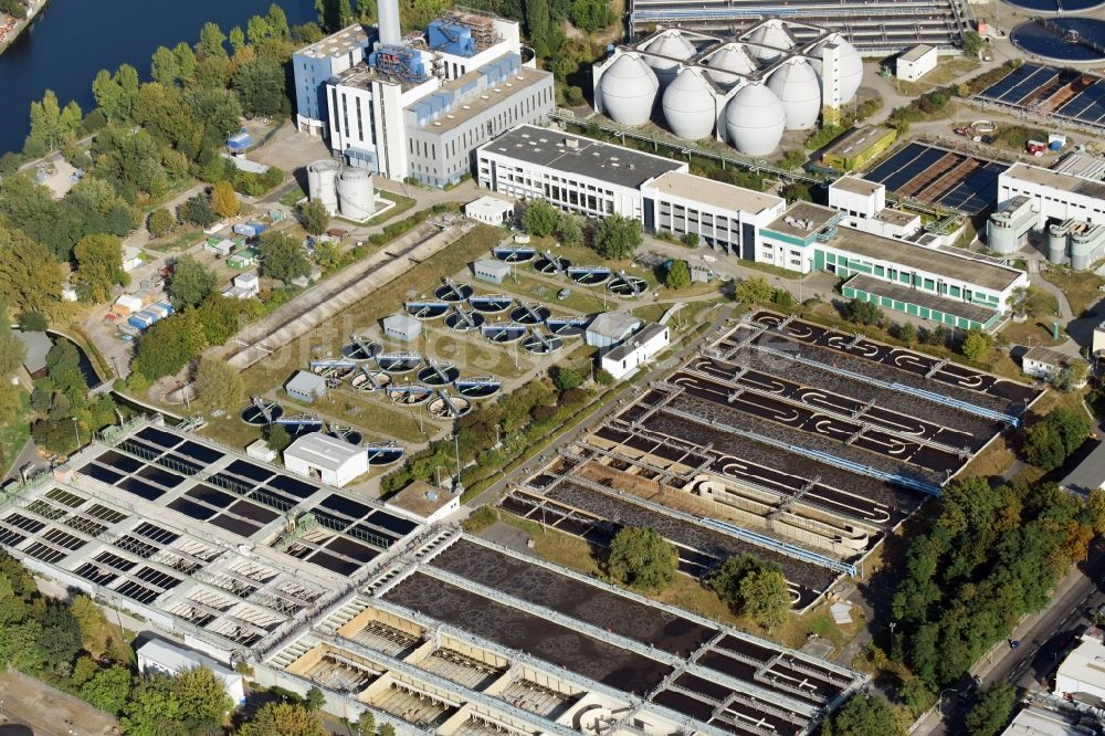 Berlin aus der Vogelperspektive: Klärwerks- Becken und Reinigungsstufen der Berliner Wasserbetriebe im Stadtteil Ruhleben in Berlin