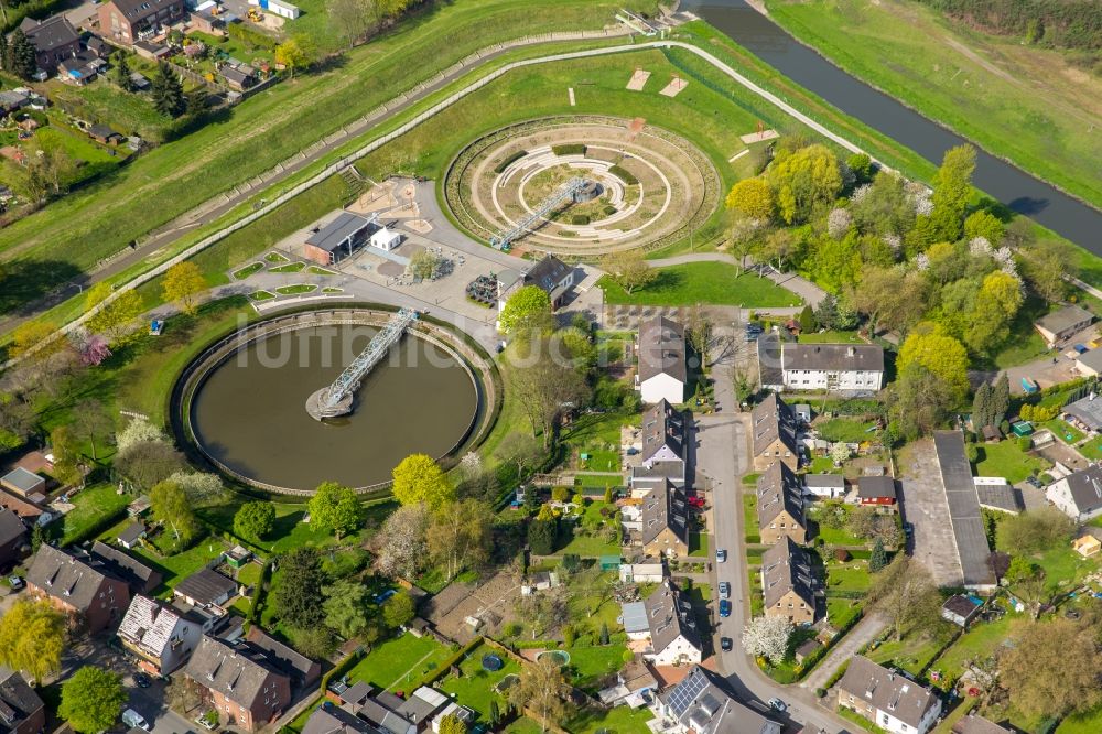 Bottrop von oben - Klärwerks- Becken und Reinigungsstufen in Bottrop im Bundesland Nordrhein-Westfalen