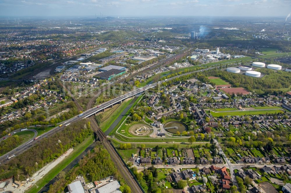 Luftaufnahme Bottrop - Klärwerks- Becken und Reinigungsstufen in Bottrop im Bundesland Nordrhein-Westfalen