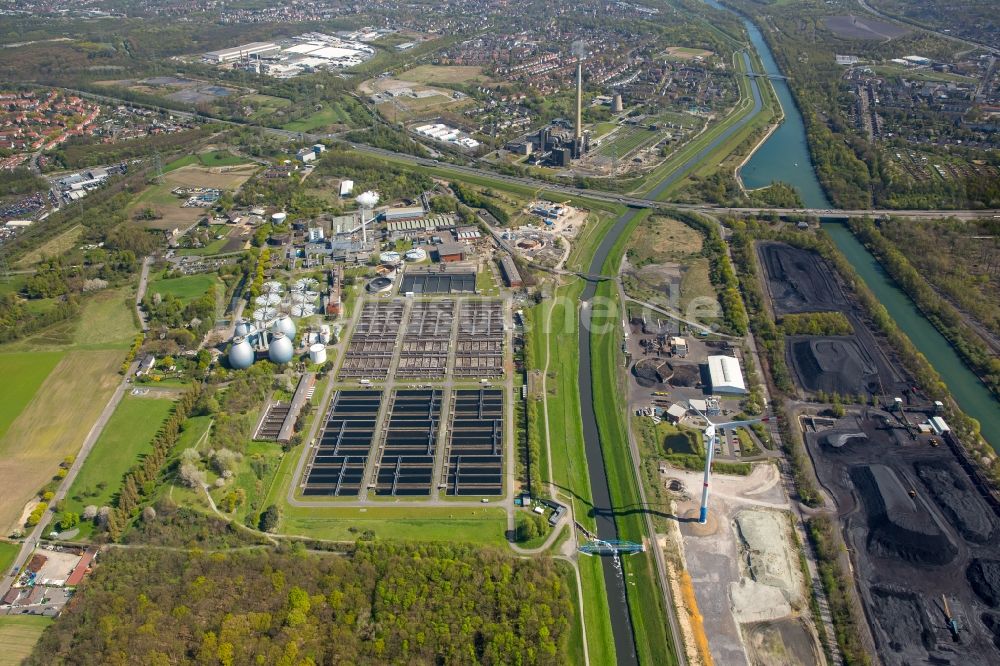 Bottrop von oben - Klärwerks- Becken und Reinigungsstufen in Bottrop im Bundesland Nordrhein-Westfalen