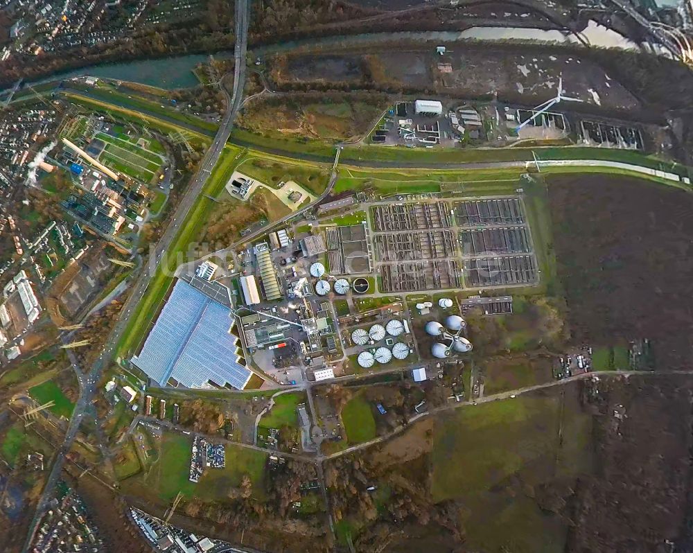 Bottrop von oben - Klärwerks- Becken und Reinigungsstufen in Bottrop im Bundesland Nordrhein-Westfalen, Deutschland