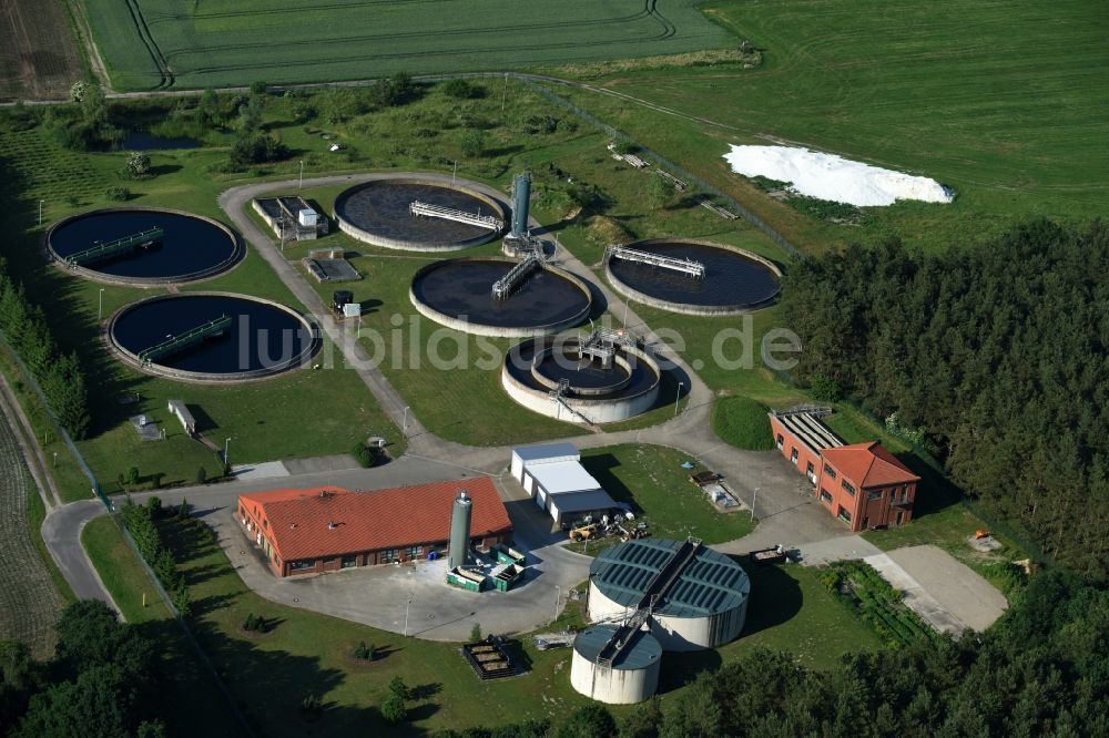 Cumlosen aus der Vogelperspektive: Klärwerks- Becken und Reinigungsstufen in Cumlosen im Bundesland Brandenburg