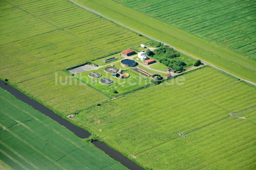 Dornum von oben - Klärwerks- Becken und Reinigungsstufen in Dornum im Bundesland Niedersachsen