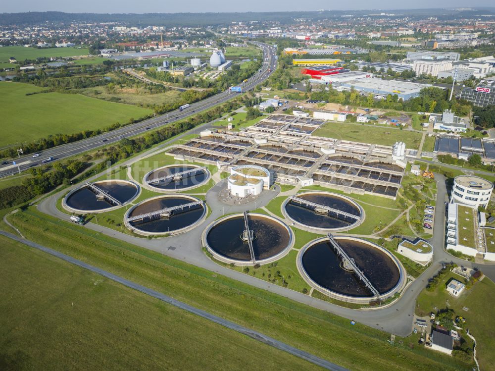 Dresden aus der Vogelperspektive: Klärwerks- Becken und Reinigungsstufen in Dresden im Bundesland Sachsen, Deutschland