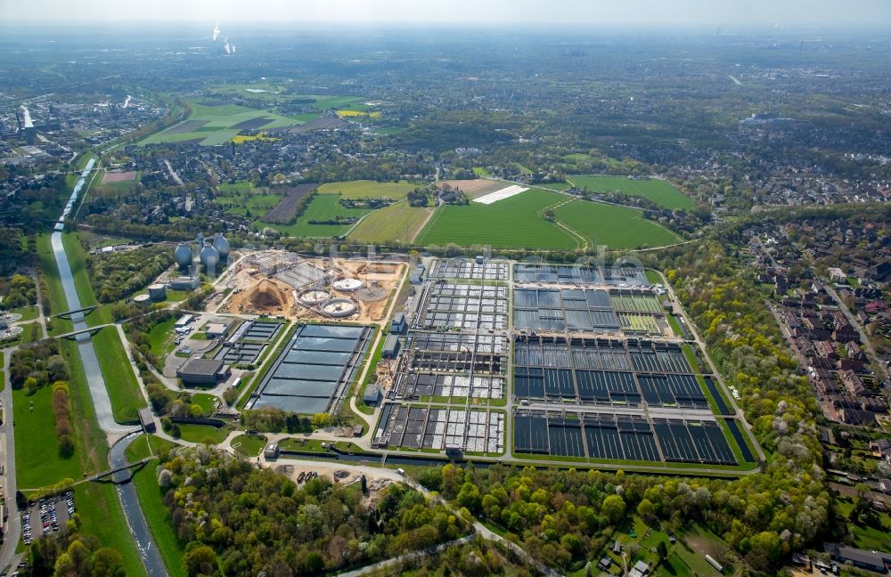 Duisburg von oben - Klärwerks- Becken und Reinigungsstufen in Duisburg im Bundesland Nordrhein-Westfalen