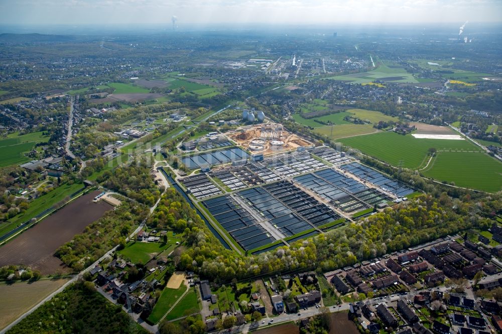 Duisburg aus der Vogelperspektive: Klärwerks- Becken und Reinigungsstufen in Duisburg im Bundesland Nordrhein-Westfalen