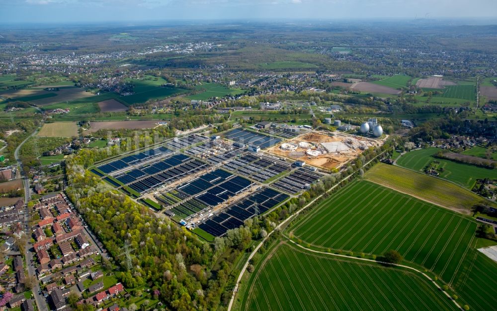 Duisburg von oben - Klärwerks- Becken und Reinigungsstufen in Duisburg im Bundesland Nordrhein-Westfalen