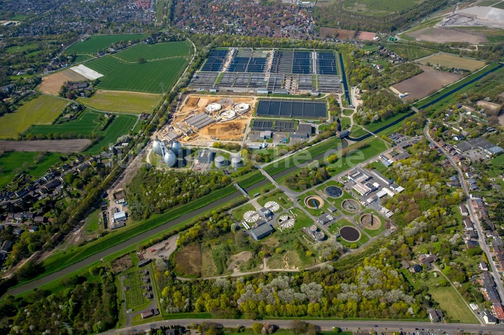 Duisburg aus der Vogelperspektive: Klärwerks- Becken und Reinigungsstufen in Duisburg im Bundesland Nordrhein-Westfalen