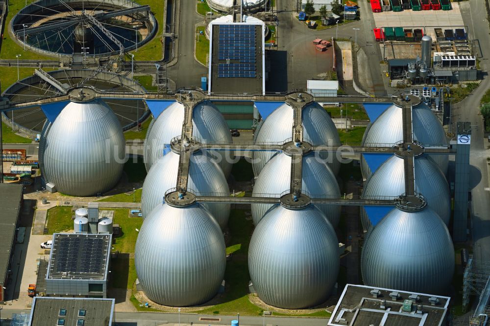 Luftaufnahme Hamburg - Klärwerks- Becken und Reinigungsstufen der Hamburger Stadtentwässerung am Köhlbranddeich im Ortsteil Steinwerder in Hamburg, Deutschland